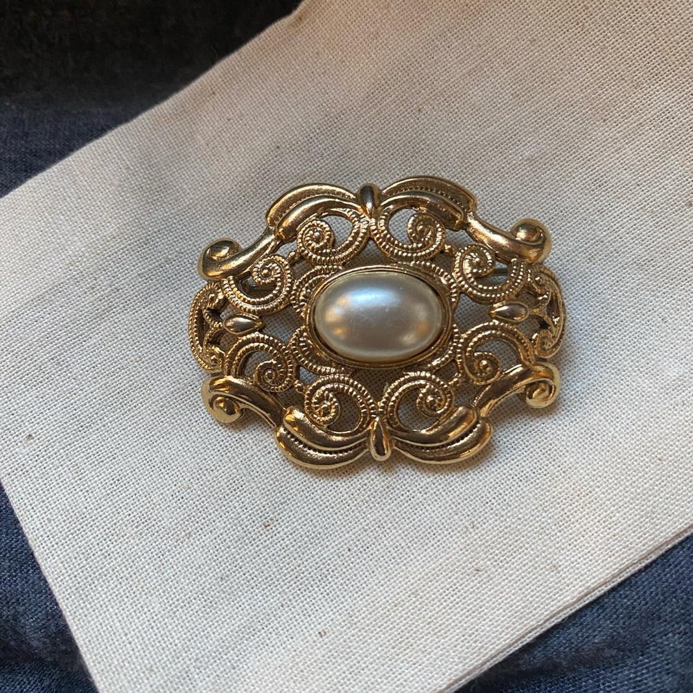 Elegant Gold Brooch with Pearl Accent